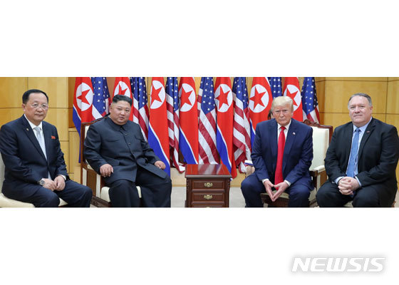 【서울=뉴시스】김정은 북한 국무위원장과 트럼프 미 대통령은 30일 판문점 자유의 집에서 각각 이용호 외무상과 마이크 폼페이오 국무장관만을 배석시킨 채 1시간 가까이 회담했다. (출처=노동신문 캡처) 2019.07.01