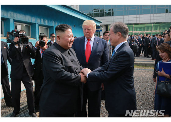【서울=뉴시스】북미정상회담을 마치고 북측으로 돌아가는 김정은 국무위원장을 문재인 대통령이 환송하며 악수하고 있다. (출처=노동신문 캡처) 2019.07.01.