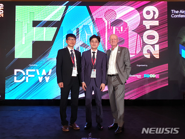 【서울=뉴시스】인천국제공항 제2여객터미널 내 ‘아워홈 푸디움’이 ‘2019 에어포트 푸드 앤 비버리지 어워드'에서 ‘올해의 푸드홀’ 부문 아태지역 최우수상을 수상했다. 지난 6월 28일 미국 달라스 현지에서 열린 시상식에서 임성빈 인천공항공사 식음서비스팀팀장(왼쪽부터), 김민영 아워홈 인천공항사업팀 과장, 마틴 무디 무디데이빗리포트 회장이 기념촬영을 하고 있다. 