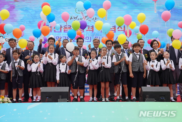 【진천=뉴시스】 김재광 기자 = 충북 진천군 덕산면이 1일 '읍(邑)'으로 승격했다. 덕산읍 행정복지센터 앞 광장에서 이시종 충북 도지사, 송기섭 진천군수 등 800여명이 참석한 가운데 읍 승격 기념행사가 열리고 있다.2019.07.01.(사진=진천군 제공)photo@newsis.com