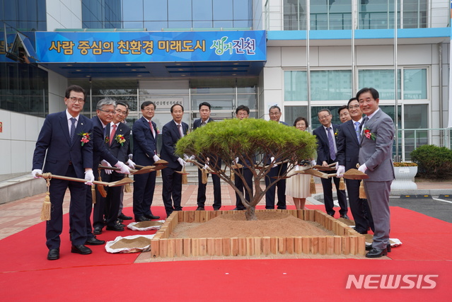 【진천=뉴시스】 김재광 기자 = 충북 진천군 덕산면이 1일 '읍(邑)'으로 승격했다. 덕산읍 행정복지센터 앞 광장에서 이시종 충북 도지사, 장선배 충북도의회 의장, 송기섭 진천군수 등이 참석한 가운데 기념식수를 하고 있다.2019.07.01.(사진=진천군 제공)photo@newsis.com 