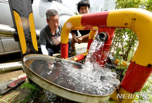 【인천=뉴시스】 함상환 기자 = 지난달 27일 인천 서구 청라동 급배수 계통 소화전에서 이토작업이 진행되고 있다. 2019.07.01. (사진=인천시 제공) hsh3355@newsis.com