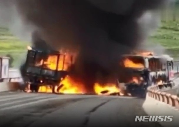 【서울=뉴시스】지난달 30일 오후 4시40분께 네이멍구 아얼산(阿爾山)시 바이랑전(白狼鎭) 인근에서 화물차가 앞서 달리는 관광버스를 추월하려다 맞은편 에서 오는 또다른 화물차를 들이받은 뒤 관광버스와 추돌했다. 사진은 사고 직후 불이 붙은 사고 차량 전경. 2019.07.01 (사진 = 중국 東網 갈무리) 