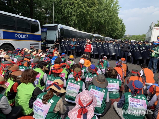 【서울=뉴시스】1일 오후 청와대 앞에서 농성에 들어간 민주노총 민주일반연맹 톨게이트 노동조합 조합원들. 2019.7.1(사진=민주노총 제공) photo@newsis.com