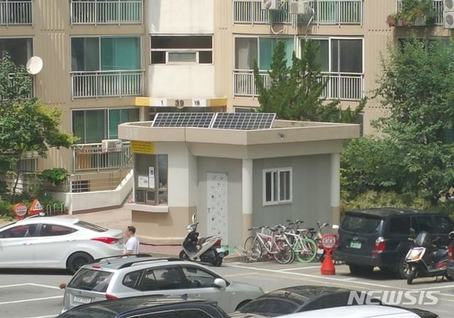 【서울=뉴시스】서울시가 민간 업체 33곳과 손잡고 폭염에 취약한 아파트 경비실에 올해 태양광 미니발전소 설치를 확대한다. 2019.07.02. (사진=서울시 제공)