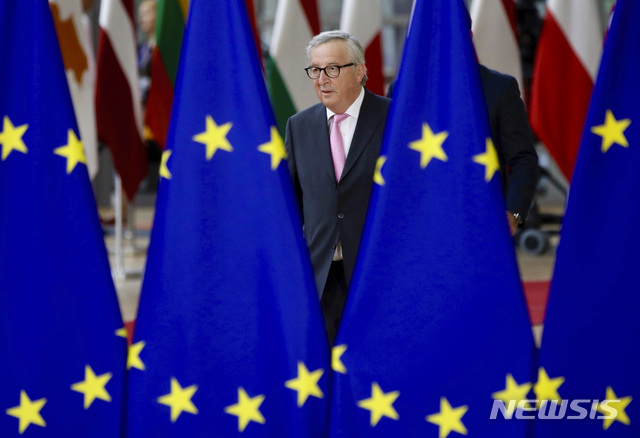 【브뤼셀=AP/뉴시스】유럽연합(EU)은 이란의 발표 이후 핵합의 당사국들과의 긴급회의 날짜를 조율하고 있다고 7일(현지시간) 밝혔다. EU의 대외정책을 결정하는 대외관계청(EEAS)의 마야 코치얀치치 대변인은 "매우 우려된다"고 밝힌 뒤 "EU는 이란의 핵합의 위반에 이미 경고했다"고 강조했다. 사진은 지난 6월30일 벨기에 브뤼셀에서 촬영한 EU 깃발 사이를 걷고 있는 장클로드 융커 EU 집행위원장. 2019.07.08.