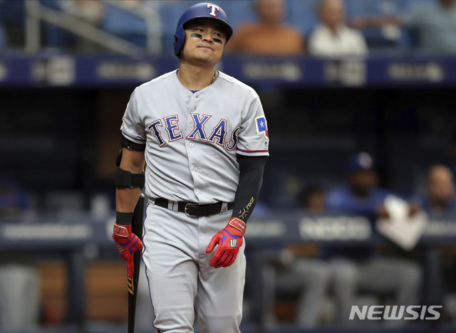 【세인트피터즈버그=AP/뉴시스】텍사스 레인저스의 추신수가 지난 6월30일(현지시간) 미 플로리다주 세인트피터즈버그의 트로피카나필드에서 열린 2019 메이저리그 탬파베이 레이스와의 경기 중 9회 삼진당하며 아쉬워하고 있다. 2019.07.01.