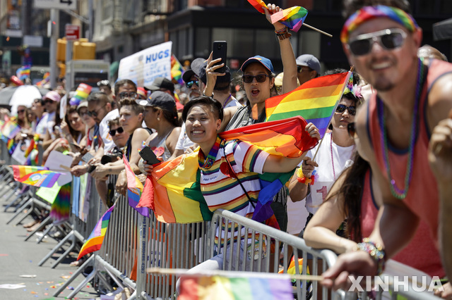 【뉴욕=신화/뉴시스】지난해 6월30일(현지시간) 미국 뉴욕에서 스톤월 항쟁 50주년을 기념하는 '월드 프라이드' 퍼레이드가 열려 시민들이 퍼레이드를 관람하고 있다. 1969년 6월 28일 뉴욕 맨해튼 그리니치 빌리지의 게이 바 '스톤월 인'에 경찰이 들이닥쳐 동성애자들을 마구잡이로 체포했고, 이를 계기로 성 소수자 차별에 항의하는 '스톤월 항쟁'이 전국적으로 확산했다. 이후 해마다 6월 말이면 성 소수자(LGBTQ)들의 축제인 '프라이드 퍼레이드'가 전 세계 각지에서 열리고 있다. 2020.06.15.
