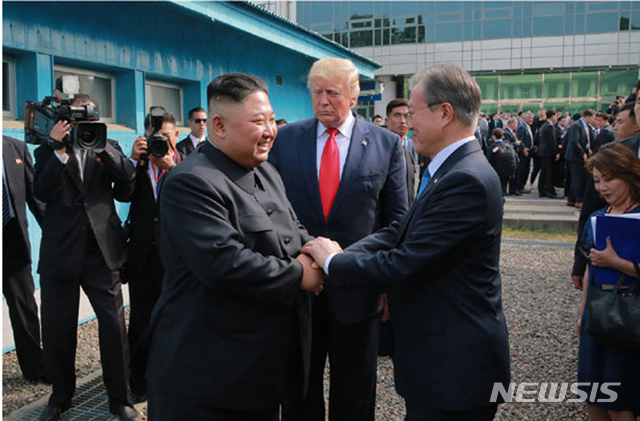 【서울=뉴시스】북한 노동신문은 김정은 국무위원장이 지난달 30일 판문점 남측지역에서 문재인 대통령, 도널드 트럼프 미국 대통령과 회동했다고 1일 보도했다. 2019.07.01. (출처=노동신문) photo@newsis.com