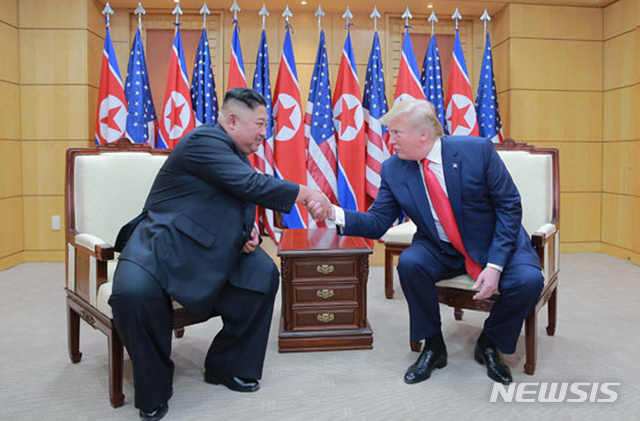 [서울=뉴시스]한국에서 도널드 트럼프 전 대통령의 재선에 대한 불안감으로 자체 핵무장론이 대두하고 있다고 뉴욕타임스(NYT)가 17일(현지시각) 진단했다. 사진은 북한 노동신문이 보도한 트럼프 전 대통령과 김정은 북한 국무위원장의 2019년 6월30일 판문점 회담 모습. 2024.08.18. (출처=노동신문)  photo@newsis.com