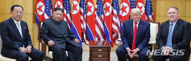 【서울=뉴시스】북한 노동신문은 김정은 국무위원장이 지난달 30일 판문점 남측지역에서 도널드 트럼프 미국 대통령과 회담을 했다고 1일 보도했다. 왼쪽부터 리용호 외무상, 김 위원장, 트럼프 대통령, 폼페이오 미 국무부 장관. 2019.07.01. (출처=노동신문)&nbsp; photo@newsis.com