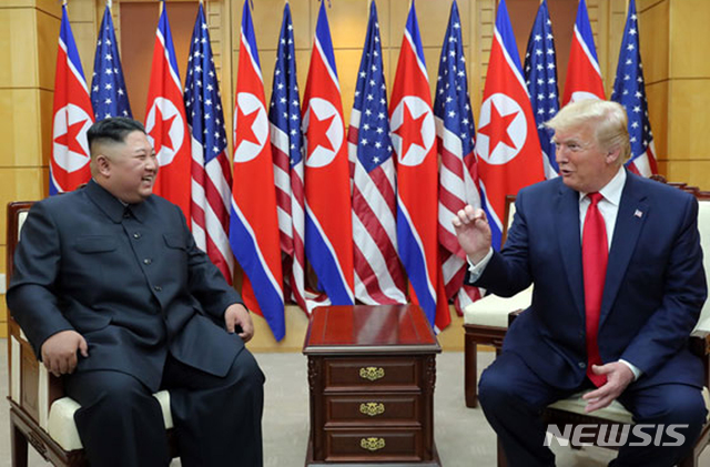 [서울=뉴시스] 2019년 6월30일 김정은 북한 국무위원장(왼쪽)과 도널드 트럼프 미국 대통령이 판문점 남측지역에서 회담하고 있다. (사진=뉴시스DB)