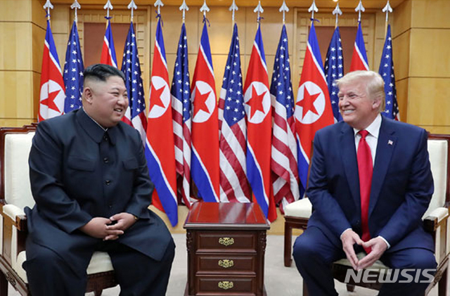 [서울=뉴시스]김정은 북한 국무위원장과 도널드 트럼프 미국 대통령이 2019년 판문점 남측 지역에서 회담하는 모습. 2019.07.01. (출처=노동신문) photo@newsis.com