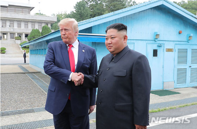 [서울=뉴시스] ]﻿﻿도널드 트럼프 전 대통령이 북한의 세계보건기구(WHO) 집행이사회 새 이사국 선출에 대해 김정은 북한 국무위원장에게 축하 메시지를 전해 논란이 되고 있다. 사진은 2019년 6월30일 김 위원장과 트럼프가 경기도 파주 판문점에서 악수하는 모습 2023.06.04. (출처=노동신문)&nbsp; photo@newsis.com