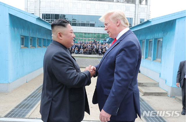 【서울=뉴시스】북한 노동신문은 김정은 국무위원장이 지난달 30일 판문점에서 도널드 트럼프 미국 대통령과 회동했다고 1일 보도했다. 2019.07.01. (출처=노동신문)&nbsp; photo@newsis.com