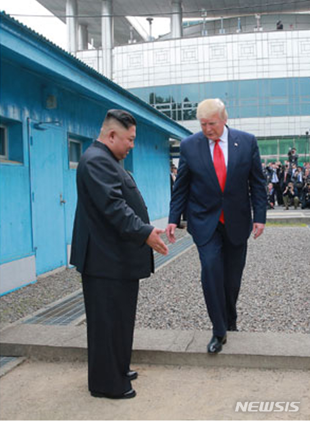 【서울=뉴시스】북한 노동신문은 김정은 국무위원장이 지난달 30일 판문점에서 도널드 트럼프 미국 대통령과 회동했다고 1일 보도했다. 2019.07.01. (출처=노동신문)  photo@newsis.com