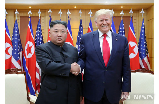 【서울=뉴시스】북한 노동신문은 김정은 국무위원장이 지난달 30일 판문점 남측지역에서 도널드 트럼프 미국 대통령과 회담을 했다고 1일 보도했다. 2019.07.01. (출처=노동신문) photo@newsis.com