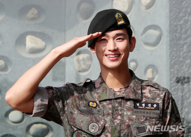 【파주=뉴시스】이영환 기자 = 군복무를 마친 배우 김수현이 1일 오전 경기 파주시 임진각 평화의 종 앞에서 전역 인사를 하고 있다. 2019.07.01. 20hwan@newsis.com