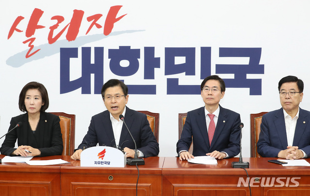 【서울=뉴시스】이종철 기자 = 1일 서울 여의도 국회에서 열린 자유한국당 최고위원회의에서 황교안 대표가 모두발언을 하고 있다. 2019.07.01. jc4321@newsis.com