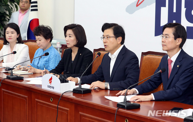 【서울=뉴시스】이종철 기자 = 1일 서울 여의도 국회에서 열린 자유한국당 최고위원회의에서 황교안 대표가 모두발언을 하고 있다. 2019.07.01. jc4321@newsis.com