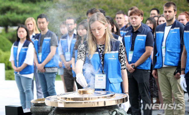 【서울=뉴시스】김선웅 기자 = 2019년 유엔참전용사 후손 평화캠프 참가자들이 1일 오전 서울 동작구 국립서울현충원에서 참배름 하고 있다. 이번 캠프는 미국, 영국 등 6.25 전쟁 참전 15개국의 참전용사 후손 70명과 국내 대학생이 참여하며 전쟁기념관, 비무장지대 등을 방문할 예정이다. 2019.07.01. mangusta@newsis.com