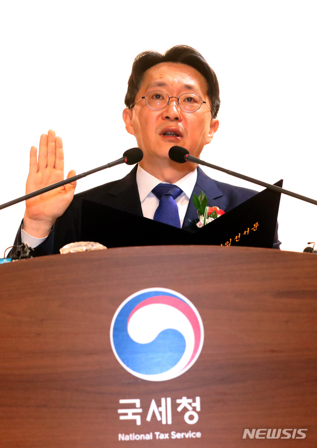 【세종=뉴시스】강종민 기자 = 1일 오전 정부세종2청사에서 열린 김현준 신임 국세청장 취임식에서 김 청장이 취임선서를 하고 있다. 2019.07.01. ppkjm@newsis.com