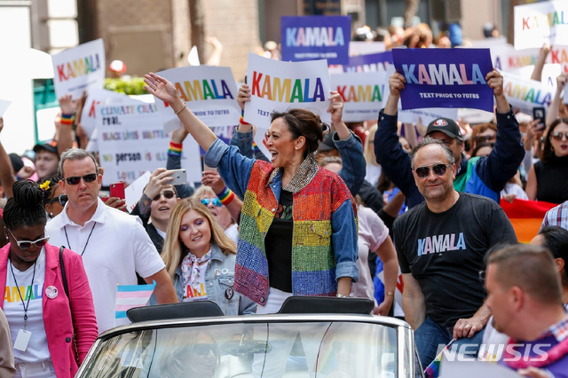 【샌프란시스코=AP/뉴시스】6월30일(현지시간) 미국 민주당 대선 경선후보 카멀라 해리스 상원의원이 샌프란시스코에서 열린 성소수자 퍼레이드에 참여해 지지자들을 향해 손을 흔들며 웃고 있다. 2019. 07.02. 