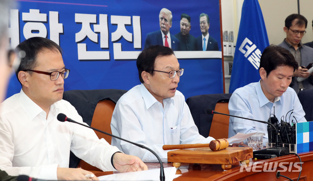 【서울=뉴시스】 박영태 기자 = 1일 오전 서울 여의도 국회에서 열린 더불어민주당 최고위원회의. 사진 왼쪽부터 박주민 최고위원, 이해찬 대표, 이인영 원내대표. 2019.07.01.since1999@newsis.com