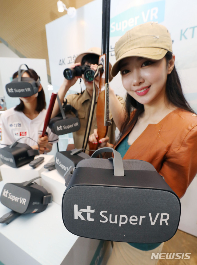 【서울=뉴시스】김진아 기자 = 1일 오전 서울 광화문 KT스퀘어에서 열린 국내 최초 4K 무선 VR서비스 'KT 슈퍼 VR'출시 행사에서 모델들이 4K 초고화질 콘텐츠를 체험하고 있다. 2019.07.01. bluesoda@newsis.com