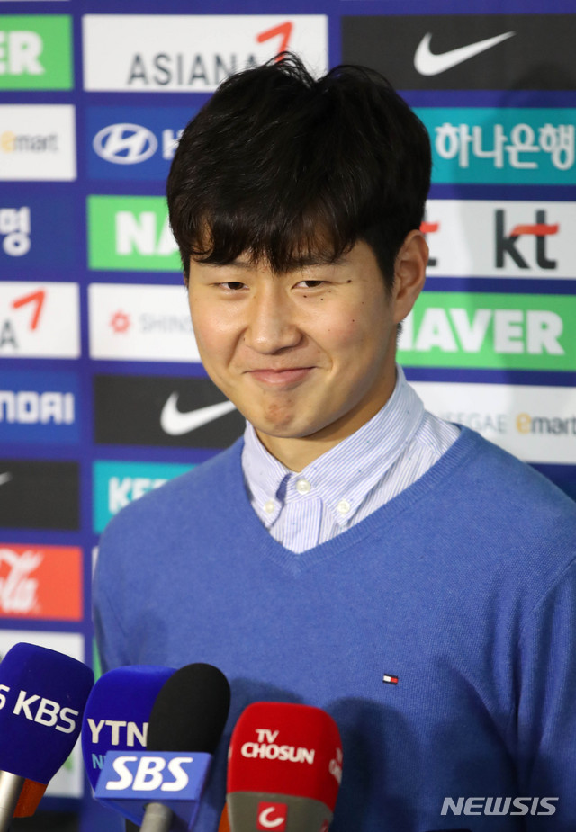 【서울=뉴시스】 고범준 기자 = 1일 오전 서울 중구 웨스틴조선호텔에서 열린 FIFA U-20 월드컵 준우승 기념 격려금 전달식에 앞서 대표팀 이강인이 취재진 질문에 답변하고 있다. 2019.07.01. bjko@newsis.com