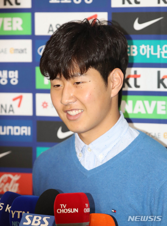 【서울=뉴시스】 고범준 기자 = 1일 오전 서울 중구 웨스틴조선호텔에서 열린 FIFA U-20 월드컵 준우승 기념 격려금 전달식에 앞서 대표팀 이강인이 취재진 질문에 답변하고 있다. 2019.07.01. bjko@newsis.com