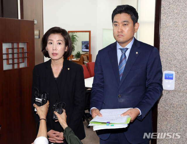 【서울=뉴시스】 박영태 기자 = 자유한국당 나경원 원내대표와 바른미래당 오신환 원내대표가 1일 오전 서울 여의도 국회 자유한국당 원내대표실 앞에서 북한 선박의 삼청항 입항과 관련한 국회청문회 합의를 발표하고 있다. 2019.07.01.since1999@newsis.com