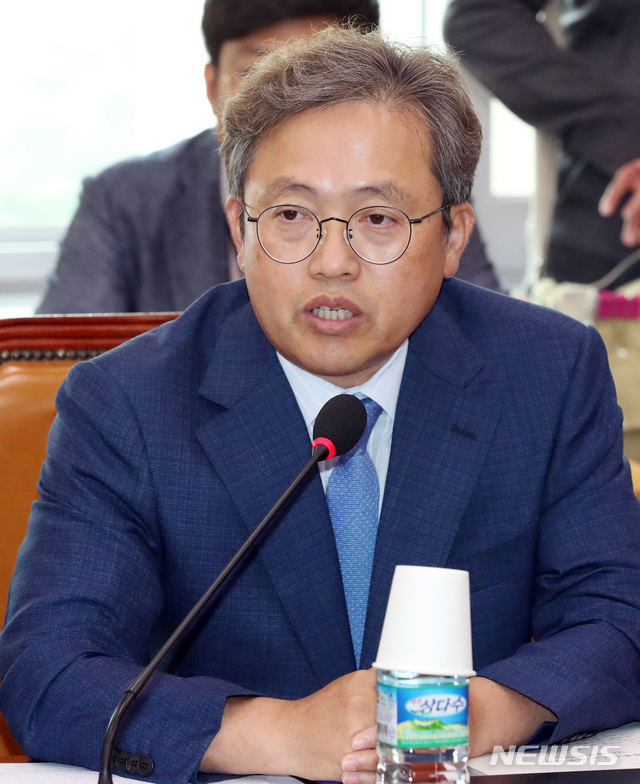 【서울=뉴시스】 박영태 기자 = 1일 오전 서울 여의도 국회에서 열린 검찰청장 후보자(윤석열)인사청문회 관련 법제사법위원회 전체회의에서 송기헌 의원이 발언하고 있다. 2019.07.01. since1999@newsis.com