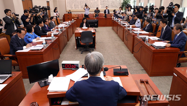 【서울=뉴시스】 박영태 기자 = 1일 오전 서울 여의도 국회에서 열린 검찰청장 후보자(윤석열)인사청문회 관련 법제사법위원회 전체회의를 여상규 법사위원장이 주재하고 있다. 2019.07.01. since1999@newsis.com