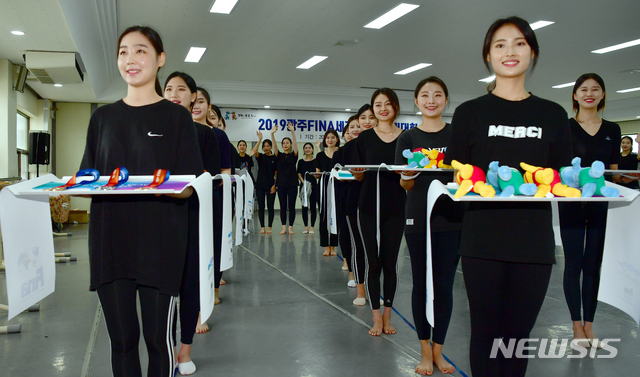 【광주=뉴시스】류형근 기자 = '평화의 물결 속으로(DIVE INTO PEACE)' 2019광주FINA세계수영선수권대회 개막 11일 앞둔 1일 오전 광주 광산구 광주여자대학교 황룡관 에서 시상요원들이 시상식 연습을 하고 있다. 2019.07.01 hgryu77@newsis.com