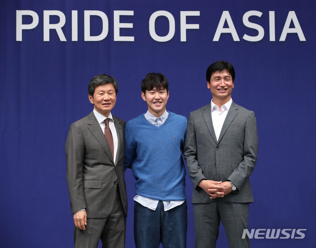 【서울=뉴시스】 고범준 기자 = 정몽규 대한축구협회 회장과 정정용 U-20 대표팀 감독이 1일 오전 서울 중구 웨스틴조선호텔에서 열린 FIFA U-20 월드컵 준우승 기념 격려금 전달식에서 대표팀 이강인에게 격려금을 전달하고 기념촬영을 하고 있다. 2019.07.01. bjko@newsis.com