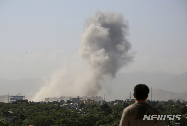 【카불(아프간)=AP/뉴시스】1일(현지시간) 아프가니스탄 수도 카불에서 강력한 폭탄이 터져 상공으로 연기가 치솟고 있다. 현지 관계자는 이날 오전 카불 시내에서 강력한 폭탄이 터져 주변 창문이 흔들리고 연기가 치솟았으며 수십 명이 부상했다고 밝혔다. 2019.07.01.