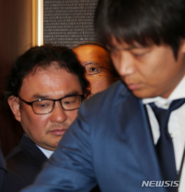 【서울=뉴시스】박주성 기자 = 일본 정부의 우리 경제에서 중요한 역할을 하는 반도체와 디스플레이 분야 핵심 소재 수출을 규제하겠다고 공식 발표한 가운데 1일 오후 서울 도렴동 외교부청사로 나가미네 야스마사 주한 일본대사가 초치되고 있다. 2019.07.01. photo@newsis.com