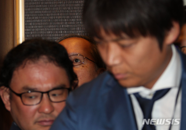 【서울=뉴시스】박주성 기자 = 일본 정부의 우리 경제에서 중요한 역할을 하는 반도체와 디스플레이 분야 핵심 소재 수출을 규제하겠다고 공식 발표한 가운데 1일 오후 서울 도렴동 외교부 청사로 나가미네 야스마사 주한 일본대사가 초치되고 있다. 2019.07.01. photo@newsis.com