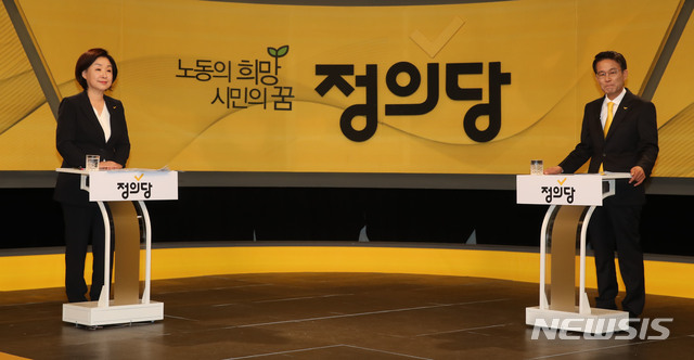 【서울=뉴시스】국회사진기자단 = 1일 SBS 목동 사옥 제7스튜디오에서 정의당 당대표 후보 방송토론가 열린 가운데 심상정, 양경규 후보가 토론회에 앞서 포토타임을 갖고 있다. 2019.07.01.photo@newsis.com