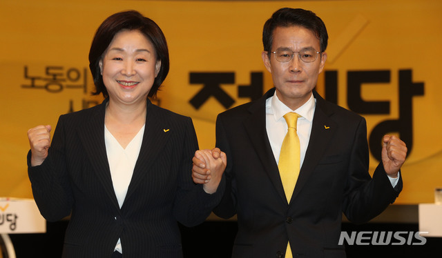 【서울=뉴시스】국회사진기자단 = 1일 SBS 목동 사옥 제7스튜디오에서 정의당 당대표 후보 방송토론가 열린 가운데 심상정, 양경규 후보가 토론회에 앞서 포토타임을 갖고 있다. 2019.07.01.photo@newsis.com