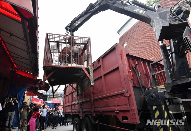 【부산=뉴시스】 하경민 기자 = 지난 1일 부산 북구 구포가축시장에서 동물들을 가뒀던 철제 우리를 철거되고 있다. 2019.17.13. yulnetphoto@newsis.com