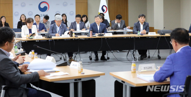 【세종=뉴시스】강종민 기자 = 학교 급식조리원과 돌봄전담사 등 전국 학교 비정규직 노동자들이 임금인상과 처우개선 등을 요구하며 오는 3일부터 사흘간 총파업을 예고한 가운데 박백범 교육부 차관과 전국 시도교육청 부교육감들이 1일 오후 정부세종청사에서 대응방안 모색을 위한 회의를 하고 있다. 2019.07.01.&nbsp; ppkjm@newsis.com