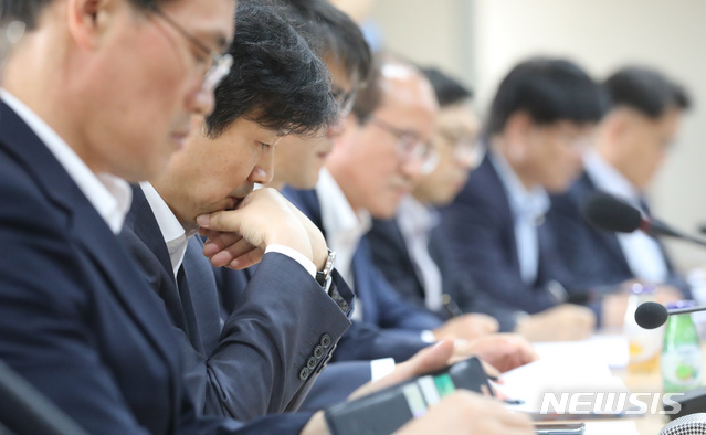 【세종=뉴시스】강종민 기자 = 1일 오후 정부세종청사 교육부에서 박백범 차관 주재로 학교 비정규직 총파업 대응방안 마련을 위해 열린 전국 시도부교육감 회의에서 한 참석자가 고민스런 표정을 짓고 있다. 오는 3일부터 학교 급식조리원과 돌봄전담사 등 전국 학교 비정규직 노동자들이 임금인상과 처우개선 등을 요구하며 총파업을 돌입할 예정이다. 2019.07.01. ppkjm@newsis.com
