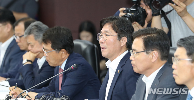 【서울=뉴시스】 전진환 기자 = 수출상황 점검회의가 열린 1일 오후 서울 종로구 한국무역보험공사 대회의실에서 성윤모 산업통상자원부장관이 모두발언을 하고 있다. 2019.07.01. amin2@newsis.com