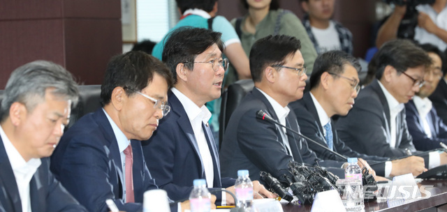 【서울=뉴시스】 전진환 기자 = 수출상황 점검회의가 열린 1일 오후 서울 종로구 한국무역보험공사 대회의실에서 성윤모 산업통상자원부장관이 모두발언을 하고 있다. 2019.07.01. amin2@newsis.com