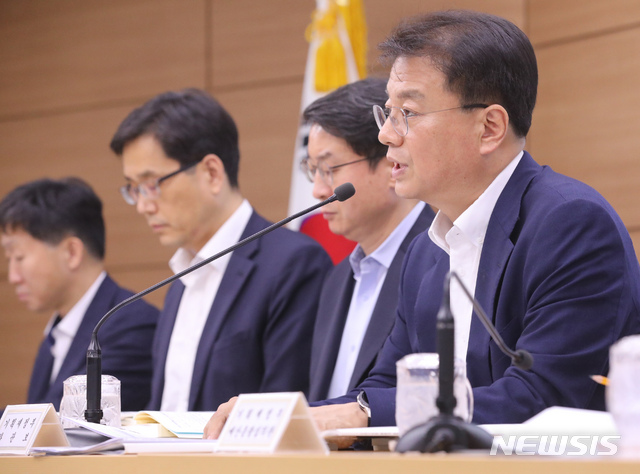 【세종=뉴시스】강종민 기자 = 방기선 기획재정부 차관보가 지난 1일 오후 정부세종청사에서 2019년 하반기 경제정책방향에 대해 설명하고 있다. 2019.07.03.&nbsp; ppkjm@newsis.com