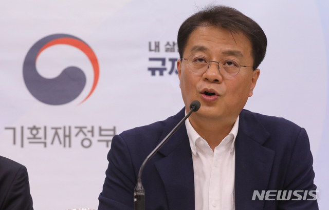 【세종=뉴시스】강종민 기자 = 방기선 기획재정부 차관보가 지난 1일 오후 정부세종청사에서 2019년 하반기 경제정책방향에 대해 설명하고 있다. 2019.07.03. ppkjm@newsis.com