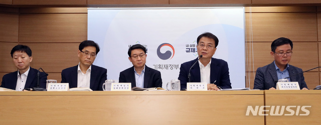 【세종=뉴시스】강종민 기자 = 방기선 기획재정부 차관보가 지난 1일 오후 정부세종청사에서 2019년 하반기 경제정책방향에 대해 설명하고 있다. 2019.07.03. ppkjm@newsis.com