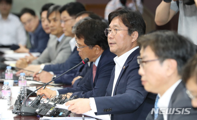 【서울=뉴시스】 전진환 기자 = 일본정부가 반도체와 OLED(유기발광다이오드) 소재의 한국 수출규제를 발표한 가운데 1일 오후 수출상황 점검회의가 열린 서울 종로구 한국무역보험공사 대회의실에서 성윤모 산업통상자원부장관이 모두발언을 하고있다. 2019.07.01. amin2@newsis.com